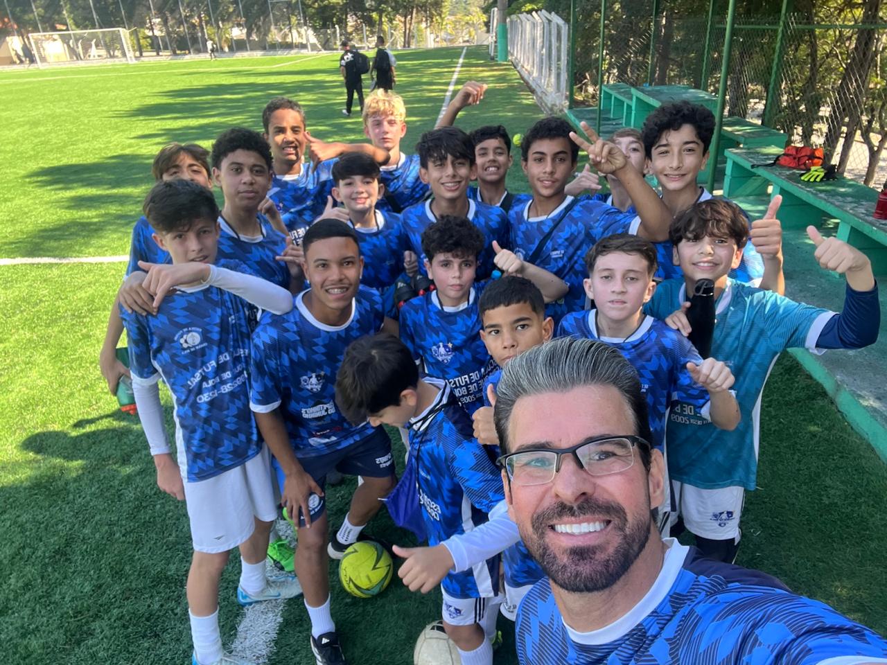 Alunos da Craque de Bola treinando