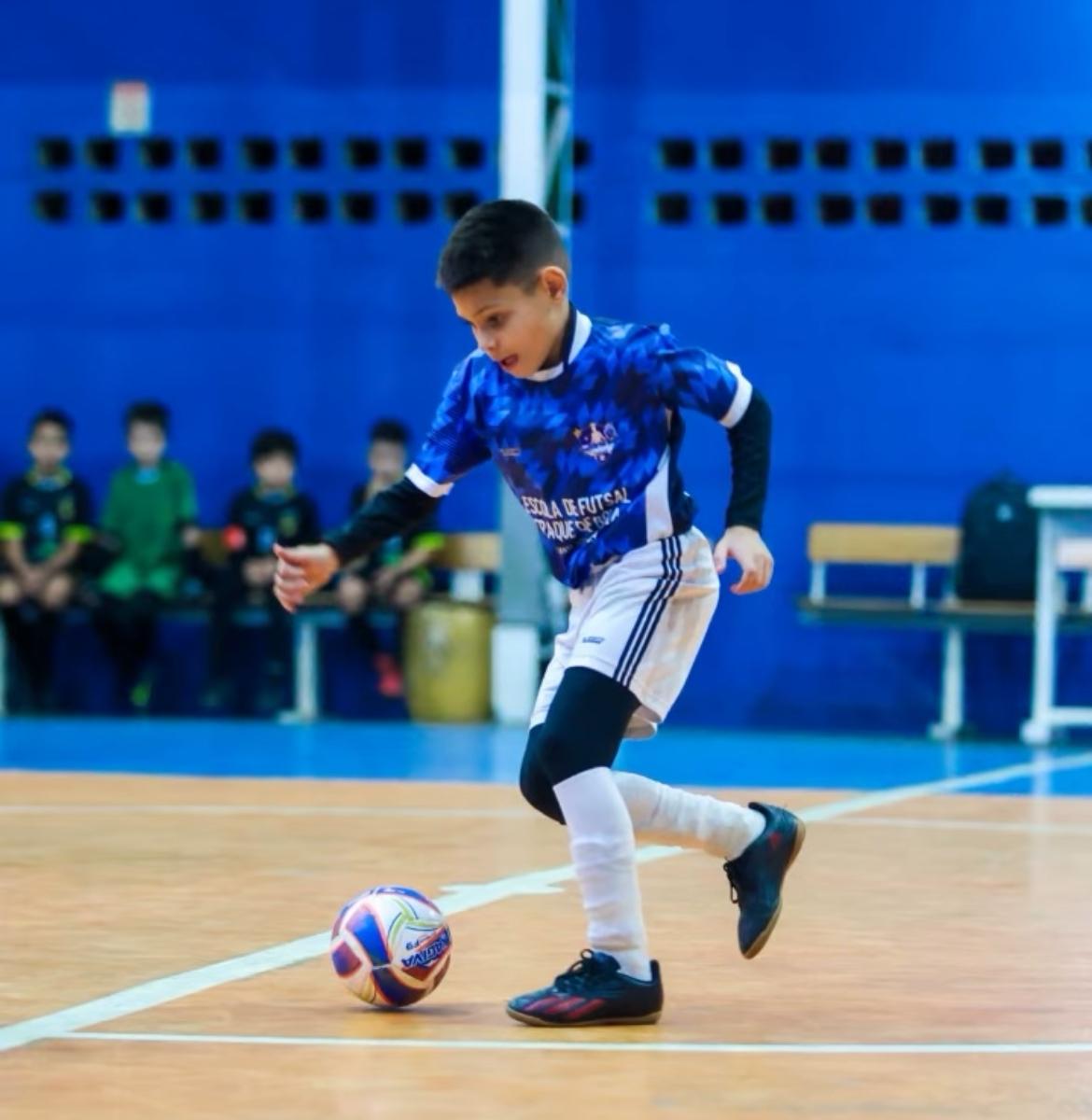 Aluno conduzindo a bola