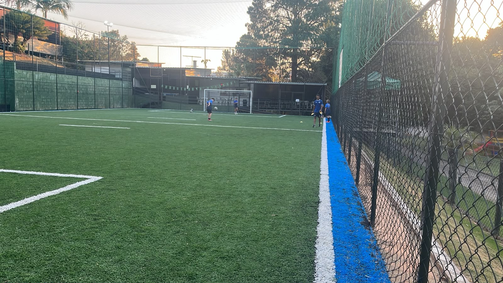 Alunos disputando a bola durante a partida