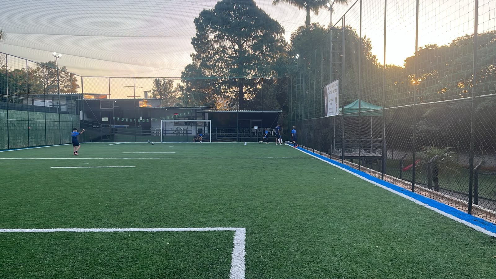 Disputa pela bola entre alunos