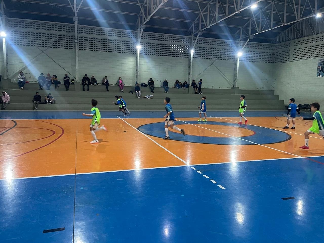 Pais acompanhando o treino
